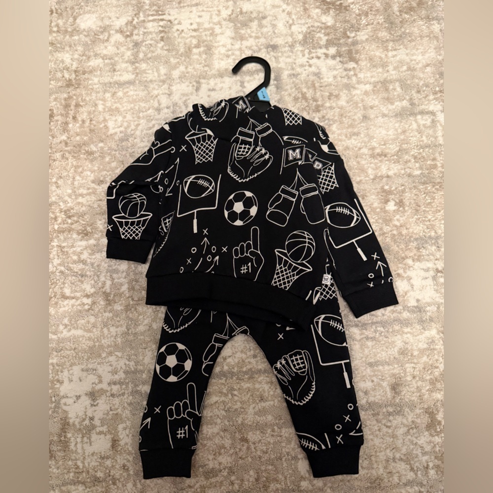 The Honest Company Black and White Sport print Kids Matching Set size 3/6M-NWT